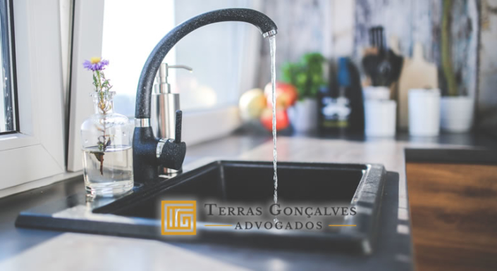 Cortar água de condômino inadimplente configura abuso e pode ser passível de indenização. Cortar água de condômino inadimplente configura abuso e pode ser passível de indenização.